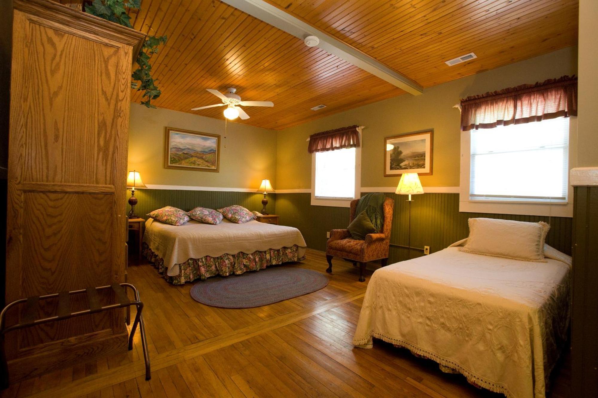 Highland Lake Inn & Resort - Флэт-Рок Экстерьер фото